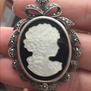 Camafeo pendent pin with earring